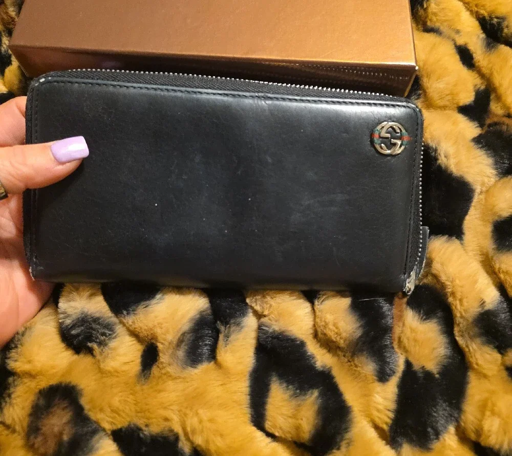 Gucci Black Leather Zip Card Holder with Silver Logo